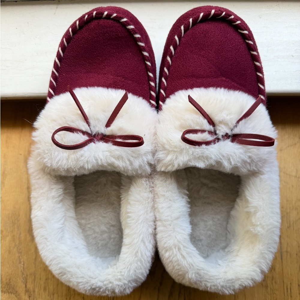 RockDove Faux Fur Moccasin Slippers • Maroon & White • Size Women’s 8–9 (Medium)